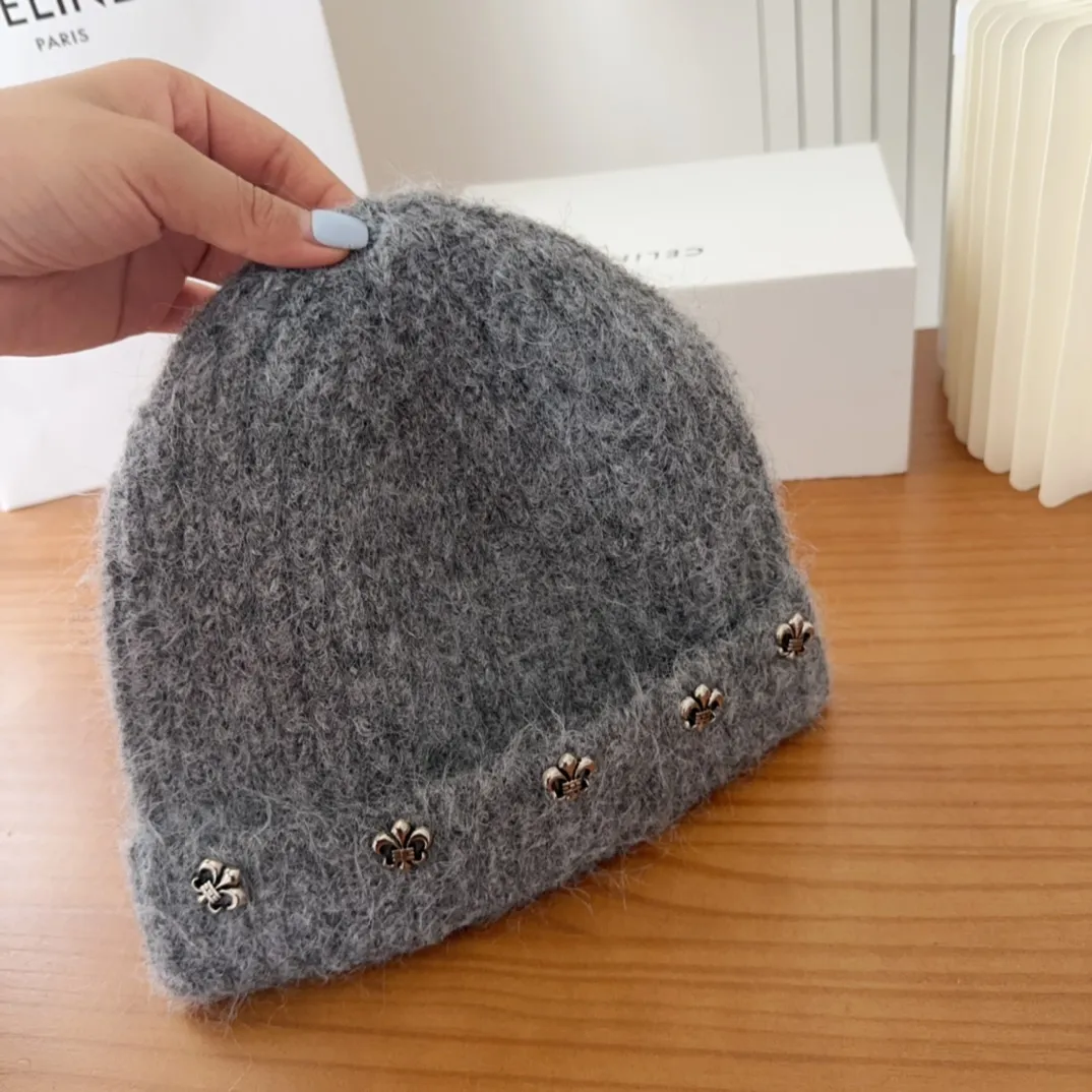 💰56 Crow Heart Autumn and Winter Wool Knitted Beanie This must be a favorite of minimalism. It is clean, neat, fashionable and versatile, and will definitely not be picky about your face shape! A fashionable classic that lasts forever! Fashionable black and white can be purchased together!